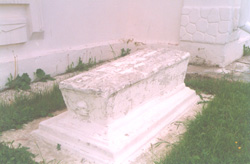 Надгробие у северной стены церкви